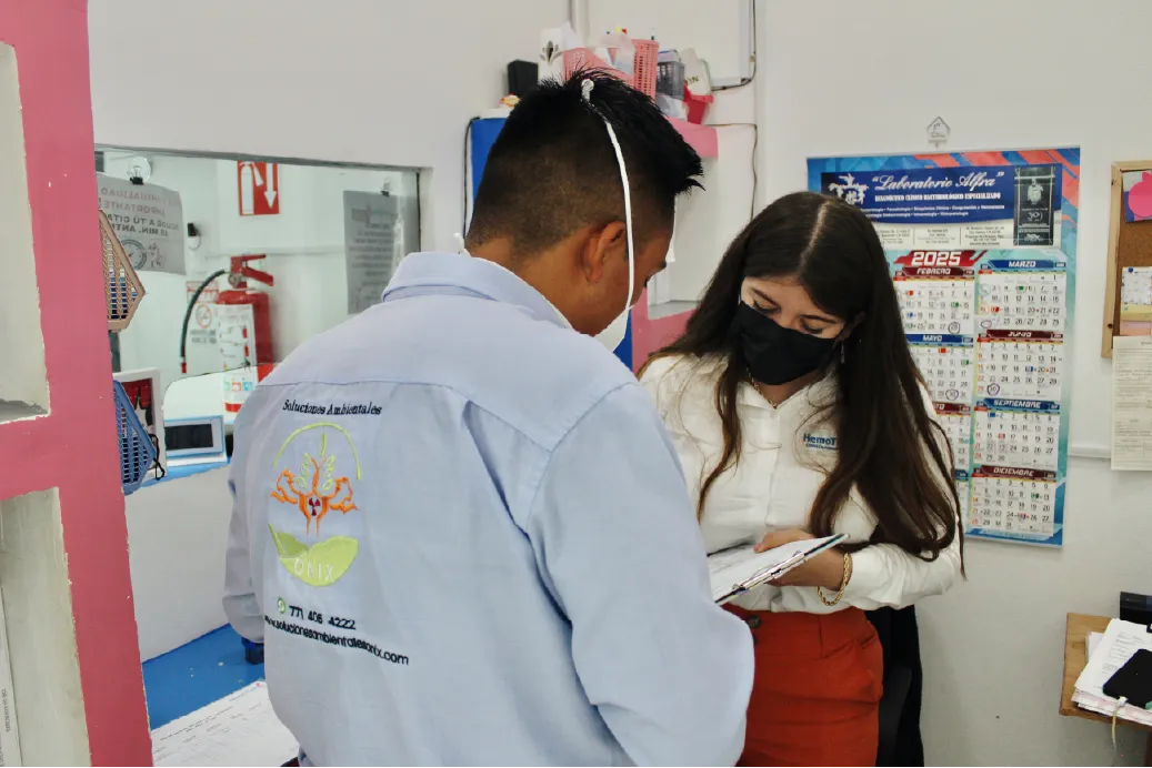 Personal de ONIX revisando la documentación del servicio con la responsable de un laboratorio
