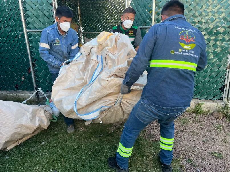 Personal de ONIX con equipo de protección durante el manejo de residuos peligrosos biológico-infecciosos