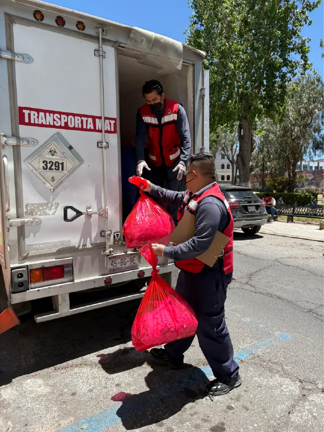 Personal de ONIX durante la recolección de RPBI y residuos del sector salud